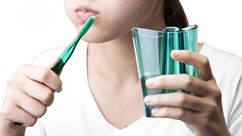 Illustration for article titled Fight Bad Breath and Bathroom Clutter With This Toothbrush Cup